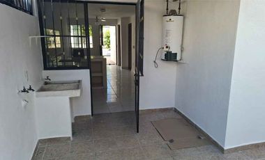 Casa en venta de dos niveles  a pasos de la Av. Francisco Villa