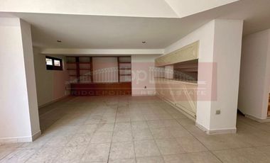 Gran casa en renta en condominio en Pico de Sorata, Jardines de la Montaña, CDMX.
