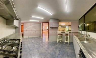 Gran casa en renta en condominio en Pico de Sorata, Jardines de la Montaña, CDMX.