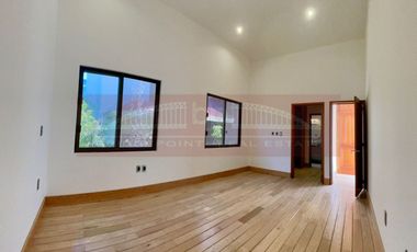 Gran casa en renta en condominio en Pico de Sorata, Jardines de la Montaña, CDMX.