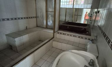 Inmueble en Alquiler cerca de la Universidad Facso, 3 Pisos, Piscina,  Garaje, Terrazas,  Balcones, Uso de Suelo Comercial,  Norte de Guayaquil.