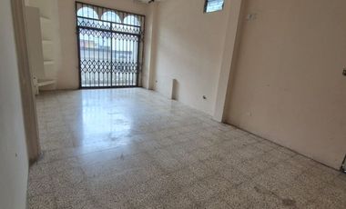 Inmueble en Alquiler cerca de la Universidad Facso, 3 Pisos, Piscina,  Garaje, Terrazas,  Balcones, Uso de Suelo Comercial,  Norte de Guayaquil.
