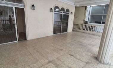 Inmueble en Alquiler cerca de la Universidad Facso, 3 Pisos, Piscina,  Garaje, Terrazas,  Balcones, Uso de Suelo Comercial,  Norte de Guayaquil.