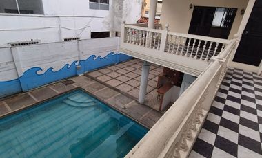 Inmueble en Alquiler cerca de la Universidad Facso, 3 Pisos, Piscina,  Garaje, Terrazas,  Balcones, Uso de Suelo Comercial,  Norte de Guayaquil.