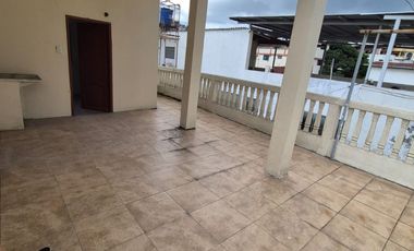 Inmueble en Alquiler cerca de la Universidad Facso, 3 Pisos, Piscina,  Garaje, Terrazas,  Balcones, Uso de Suelo Comercial,  Norte de Guayaquil.