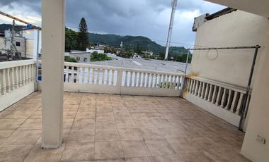 Inmueble en Alquiler cerca de la Universidad Facso, 3 Pisos, Piscina,  Garaje, Terrazas,  Balcones, Uso de Suelo Comercial,  Norte de Guayaquil.