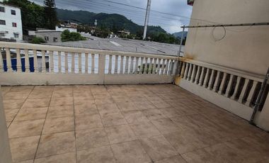 Inmueble en Alquiler cerca de la Universidad Facso, 3 Pisos, Piscina,  Garaje, Terrazas,  Balcones, Uso de Suelo Comercial,  Norte de Guayaquil.