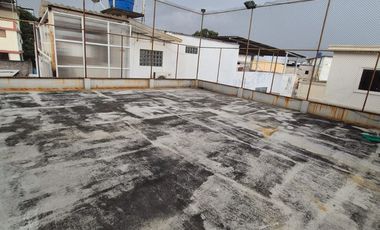 Inmueble en Alquiler cerca de la Universidad Facso, 3 Pisos, Piscina,  Garaje, Terrazas,  Balcones, Uso de Suelo Comercial,  Norte de Guayaquil.