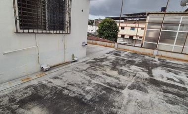 Inmueble en Alquiler cerca de la Universidad Facso, 3 Pisos, Piscina,  Garaje, Terrazas,  Balcones, Uso de Suelo Comercial,  Norte de Guayaquil.
