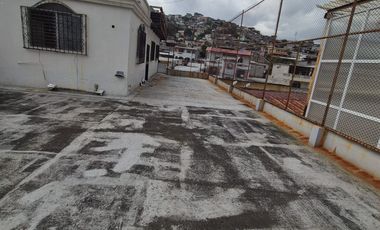 Inmueble en Alquiler cerca de la Universidad Facso, 3 Pisos, Piscina,  Garaje, Terrazas,  Balcones, Uso de Suelo Comercial,  Norte de Guayaquil.