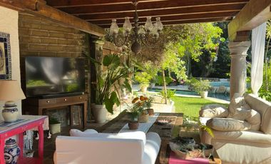 HERMOSA CASA MEXICANA, AMUEBLADA, EN LA CAÑADA, CUERNAVACA