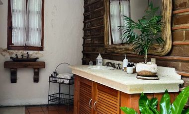 HERMOSA CASA MEXICANA, AMUEBLADA, EN LA CAÑADA, CUERNAVACA