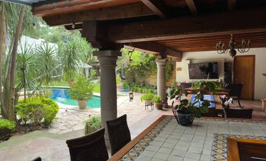 HERMOSA CASA MEXICANA, AMUEBLADA, EN LA CAÑADA, CUERNAVACA