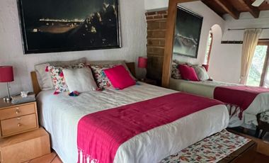 HERMOSA CASA MEXICANA, AMUEBLADA, EN LA CAÑADA, CUERNAVACA