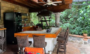 HERMOSA CASA MEXICANA, AMUEBLADA, EN LA CAÑADA, CUERNAVACA