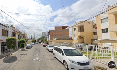 Casa en colonia Jardines de San José Guadalajara, Jalisco. con 3 recamaras y 139m2. Muy cerca de la Escuela Preparatoria No. 13.