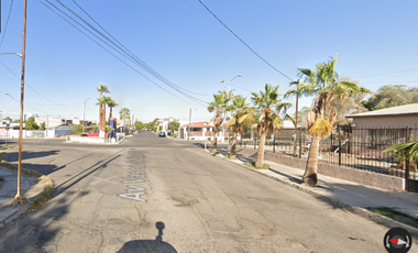 Casa ubicada en colonia Aviación, Mexicali, BC. Con 3 recamaras y 165m2. A unos minutos de Plaza Cachanilla.