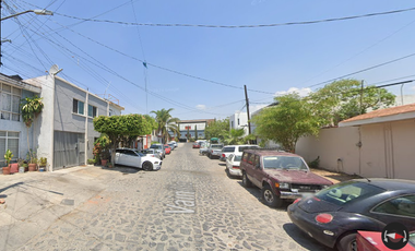 Casa ubicada en colonia Loma Bonita Ejidal, San Pedro Tlaquepaque Jalisco. Con 3 recamaras y 190m2. Entre Av. Tabachines y Av. Patria.