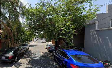 Casa ubicada en colonia Loma Bonita Ejidal, San Pedro Tlaquepaque Jalisco. Con 3 recamaras y 190m2. Entre Av. Tabachines y Av. Patria.