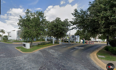 Casa ubicada en colonia Valle Imperial Zapopan, Jalisco. Con 5 recamaras y 451m2. A unos minutos de Club de Golf Valle Imperial.