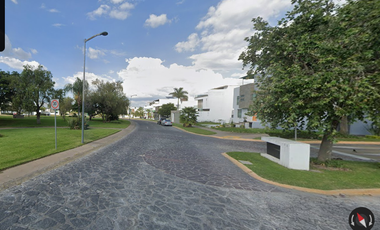 Casa ubicada en colonia Valle Imperial Zapopan, Jalisco. Con 5 recamaras y 451m2. A unos minutos de Club de Golf Valle Imperial.
