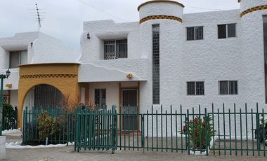 Venta Casa en Tonsupa a dos cuadras de la playa.