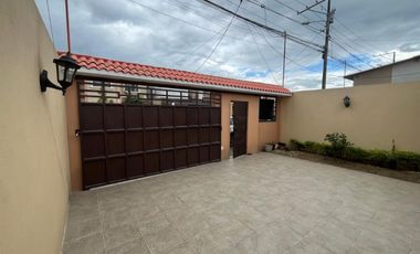 Casa remodelada en venta, Urb. La Joya - La Aurora