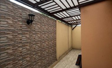 Casa remodelada en venta, Urb. La Joya - La Aurora