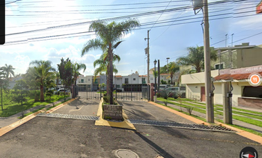 Casa ubicada en colonia Parques de Tlaquepaque Jalisco. Con 3 recamaras y 125m2. Con Acceso controlado. Entre Av. Río Nilo y Av. Patria.