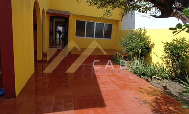 CASA en VENTA DE 4 RECAMARAS, una en planta baja con Excelente ubicación, a media cuadra de área verde