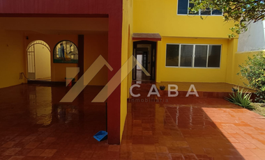 CASA en VENTA DE 4 RECAMARAS, una en planta baja con Excelente ubicación, a media cuadra de área verde