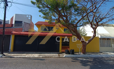 CASA en VENTA DE 4 RECAMARAS, una en planta baja con Excelente ubicación, a media cuadra de área verde