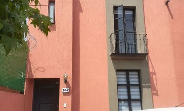 Casa en centro, con 3 R, 2E, Roof garden y area de convivencia techada.