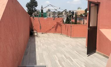 Casa en centro, con 3 R, 2E, Roof garden y area de convivencia techada.
