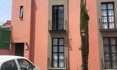 Casa en centro, con 3 R, 2E, Roof garden y area de convivencia techada.