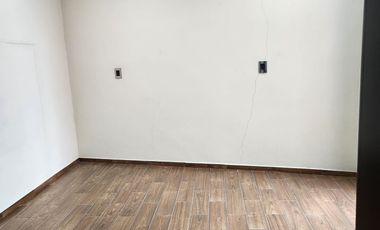 Casa en centro, con 3 R, 2E, Roof garden y area de convivencia techada.