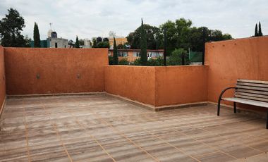 Casa en centro, con 3 R, 2E, Roof garden y area de convivencia techada.