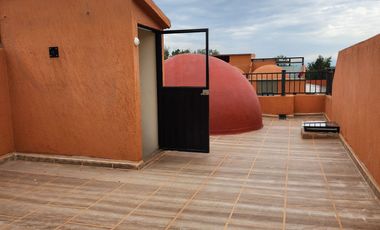 Casa en centro, con 3 R, 2E, Roof garden y area de convivencia techada.