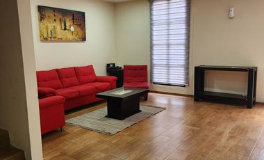 Casa en centro, con 3 R, 2E, Roof garden y area de convivencia techada.