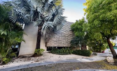 Casa en venta en Yucatan Country Club dentro de  privada Tumin