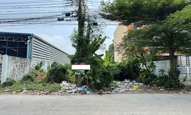 Great location, Great value! Land for sale in Sukhaphiban 5 Soi 32, Area of 100 square wah. Close to 7-Eleven and near expressway.