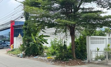 Great location, Great value! Land for sale in Sukhaphiban 5 Soi 32, Area of 100 square wah. Close to 7-Eleven and near expressway.