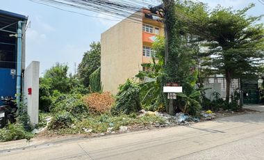 Great location, Great value! Land for sale in Sukhaphiban 5 Soi 32, Area of 100 square wah. Close to 7-Eleven and near expressway.