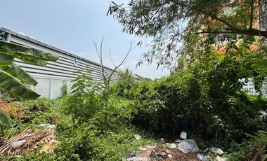 Great location, Great value! Land for sale in Sukhaphiban 5 Soi 32, Area of 100 square wah. Close to 7-Eleven and near expressway.