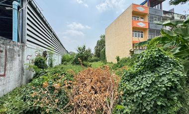 Great location, Great value! Land for sale in Sukhaphiban 5 Soi 32, Area of 100 square wah. Close to 7-Eleven and near expressway.