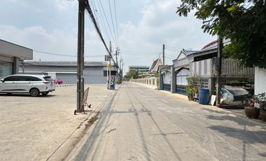 Great location, Great value! Land for sale in Sukhaphiban 5 Soi 32, Area of 100 square wah. Close to 7-Eleven and near expressway.