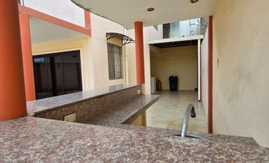 Vendo Casa Esquinera en Urbanización Estrella del Mar con 4 Dormitorios 199 m²