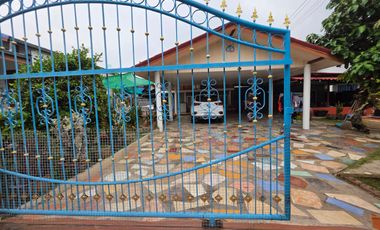 Classic Vintage-Style Hardwood House at a Hot Price—Lower than the Appraisal Value! Single House for Sale Behind Lotus Ban Chang, Phla Subdistrict