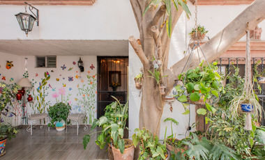 Casa Fray Juan de San Miguel, Entorno Tradicional