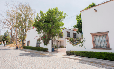 Casa Fray Juan de San Miguel, Entorno Tradicional